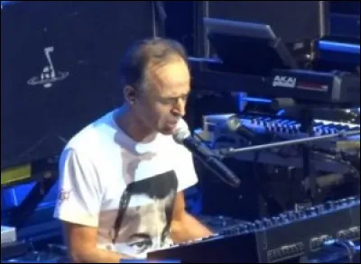 Dans quelle ville vit-il actuellement (octobre 2021) ?