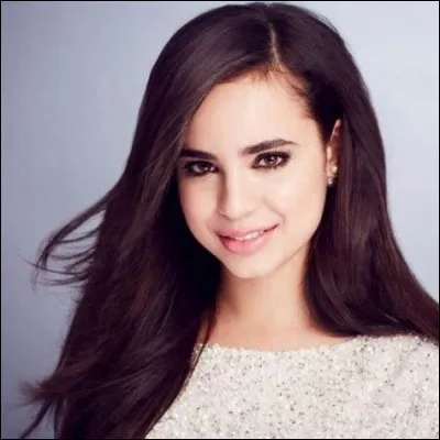 Quel personnage est joué par Sofia Carson ?