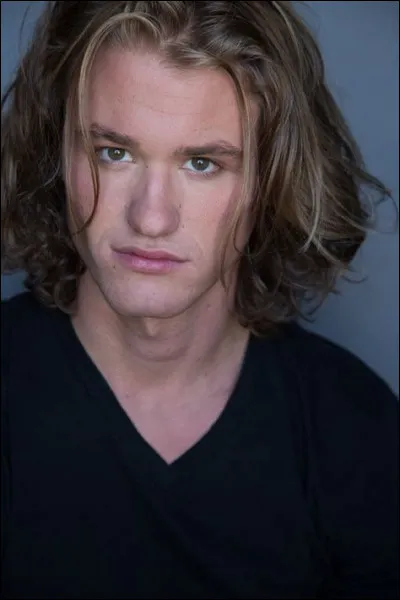 Comment s'appelle l'acteur jouant Gil ?