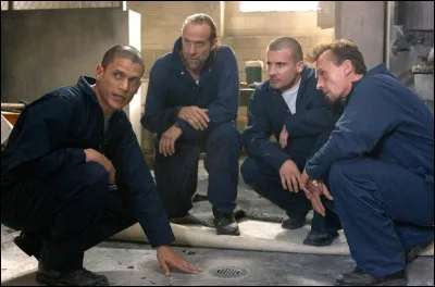 Scofield et les autres parviennent à s'évader dès leur première tentative. (Prison Break)