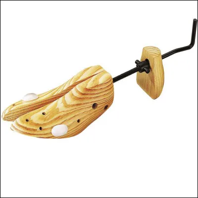 Quel est le nom de ce coin en bois destiné à élargir la forme d'une chaussure ?