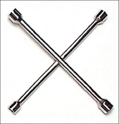 Quel le nom de cet outil qui comporte quatre clés à tube, servant à visser et dévisser les écrous de roues ?