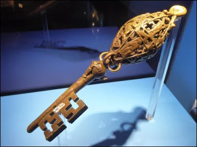 Quel est le nom de ce reliquaire en laiton, chef-d'oeuvre d'orfèvrerie qui contient les reliques du saint patron des chasseurs, trésor de la cathédrale de Liège ?