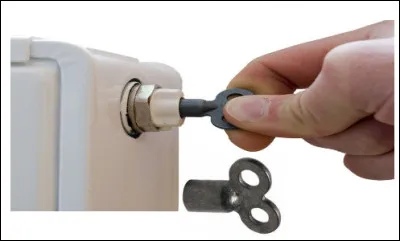 Quel est le nom de cette clé qui sert à évacuer l'air contenu dans les radiateurs à fluide aqueux ?