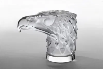 Quel maitre verrier a fabriqué ce bouchon de radiateur "Tête d'aigle" en cristal pour voitures de luxe ?