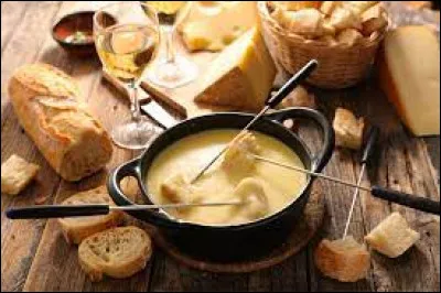 Quels fromages composent la recette originale de la fondue savoyarde ?