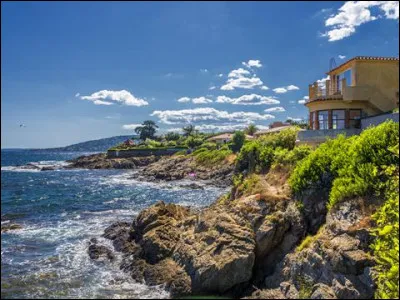 O&ugrave; est situ&eacute;e la ville de Saint-Aygulf ?