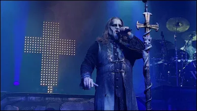 Complétez : 
"Speiht sich die Seele aus, ein Wolf der niemals..."