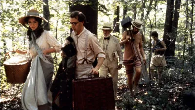 Qui accompagne Woody Allen dans le long-métrage "Comédie érotique d'une nuit d'été" ?