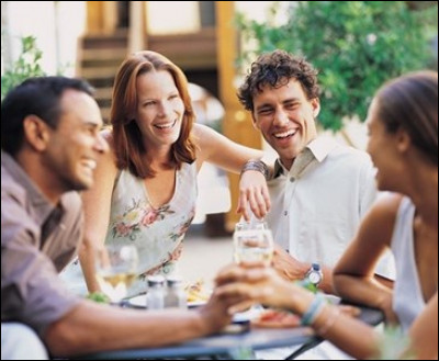 Je suis &agrave; l'aise et aime rencontrer de nouvelles personnes ! Je suis...