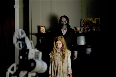 Un homme décide de s'installer dans une maison dont les anciens résidents et propriétaires ont été retrouvés pendus. Quel est ce film ?