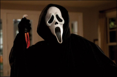 Casey Becker, une belle adolescente, est seule dans la maison familiale. Elle s'apprête à regarder un film d'horreur, mais le téléphone sonne. Quel est ce film ?