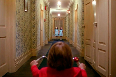 Jack Torrance, gardien d'un hôtel fermé l'hiver, sa femme et son fils Danny s'apprêtent à vivre de longs mois de solitude. Quel est ce film ?
