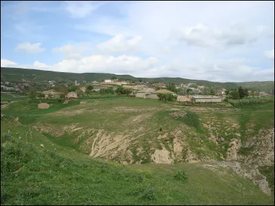 Voici un paysage rural du district de Gobustan. De quel pays fait-il partie ?