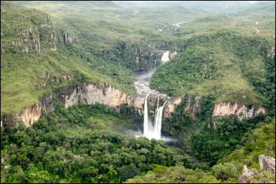Contemplons maintenant les cascades et for&ecirc;ts de l'&Eacute;tat de Goi&aacute;s. Dans quel pays cette photo fut-elle prise ?