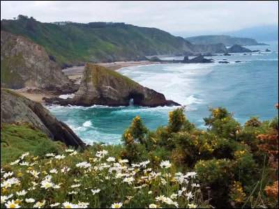 Bienvenue en Galice, avec son littoral d&eacute;chiquet&eacute; et balay&eacute; par les vents. C'est l'occasion de prendre un bon bol d'air...