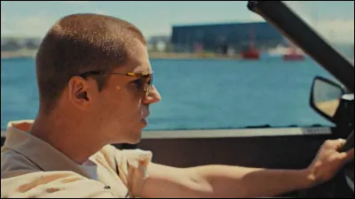 Sachant que son année de naissance a été marquée par la loi Evin interdisant de fumer dans les lieux publics, et par le décès de Serge Gainsbourg, quel âge a Hervé en 2021 ?