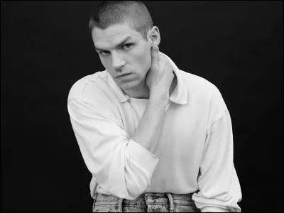 Il murmure ses mots plutôt qu'il ne les chante. C'est sa voix grave, discrète, un peu rauque, suave et sensuelle, qui m'a subjuguée, elle rappellerait un peu celle de...