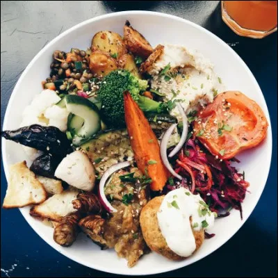 En 2015, elle poss&egrave;de trois cha&icirc;nes YouTube. La troisi&egrave;me &eacute;tant une cha&icirc;ne de cuisine, quel est son nom ?