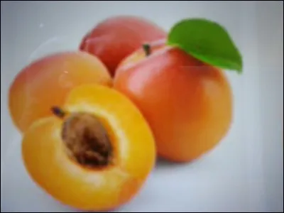 Mon mari m'a offert deux gillets abricots en cachemire qui me vont à merveille.