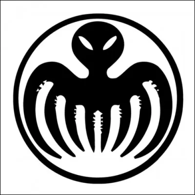 Quel est le nom de l'organisation criminelle secrète internationale qui vise à dominer le monde et à laquelle 007 se heurte dans plusieurs films ?