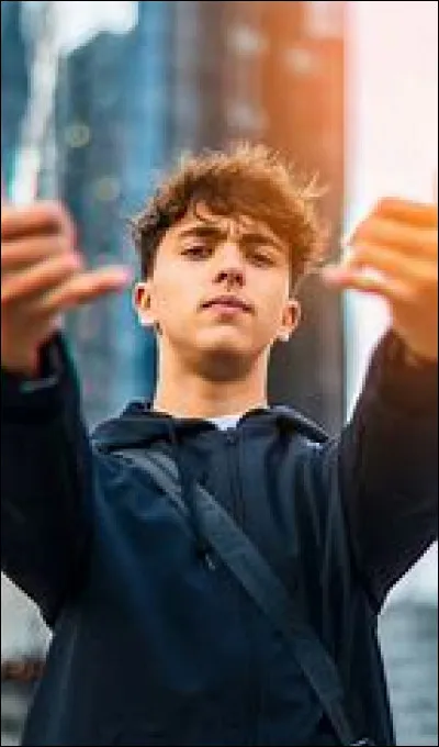 Et lui, comment s'appelle-t-il ?