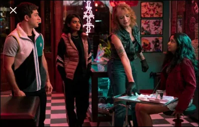 Durant une nuit de sortie clandestine, où va Devi avec ses amis ?