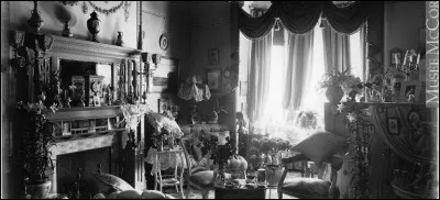 Pendant le bal, Monsieur Loisel s'endort :