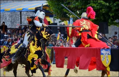 Dans quelle ancienne ville royale se déroulent les "Médiévales" début août ?