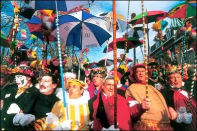 Dans quelle ville se tient le traditionnel défilé des carnavaleux qui doivent se tenir « encoudés » les uns aux autres ?