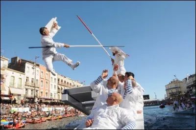 Dans quelle ville du sud de la France se déroule, fin août, les Fêtes de la Saint-Louis où se déroulent des joutes nautiques ?