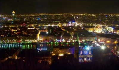 Dans quelle grande ville française se déroule début décembre la Fête des Lumières ?