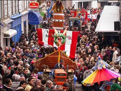 Ce carnaval appelé "les Gras" dure cinq jours en février et consiste en une succession de bals et de défilés carnavalesques. Il est très connu dans toute la Bretagne. Dans quelle ville se déroule-t-il ?