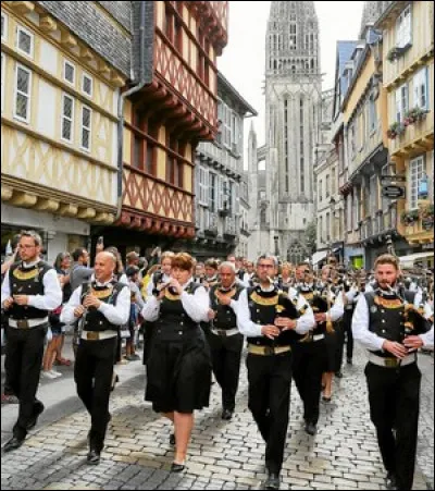 Encore en Bretagne, si vous êtes de passage en juillet, il ne faut pas louper les fêtes de Cornouaille. Dans quelle ville se déroulent les défilés, concours de sonneurs et fest noz ?
