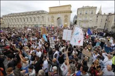 Quels sont les manifestants qui défilent dans les rues chaque samedi depuis la mise en place d'une mesure anti-covid en août 2021 ?