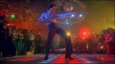 Qui a réalisé le film "La Fièvre du samedi soir" sorti en 1977 ?