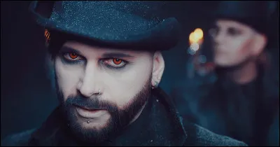 Complétez : 
"Hört niemand, wie sie zu sich..."