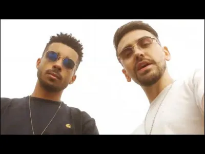 Quel était son décor en arrière-plan à la Redbox ?