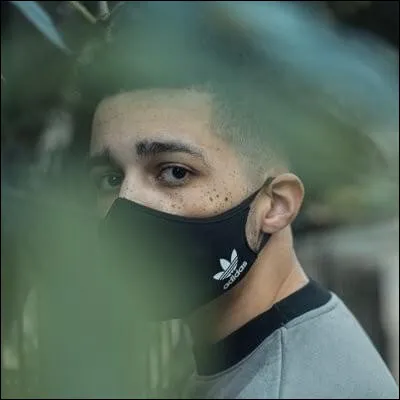 Quand a-t-il arrêté ses études pour devenir youtubeur ?