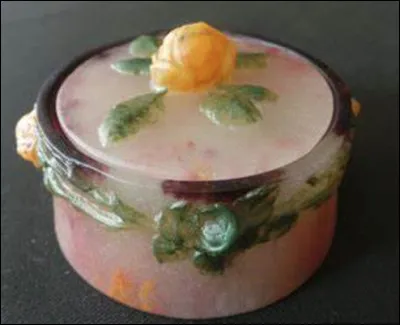 Quel est le nom du coffret mystérieux qui au XIIIe siècle contenait les secrets de maquillage des femmes et parfois des écrits intimes ?