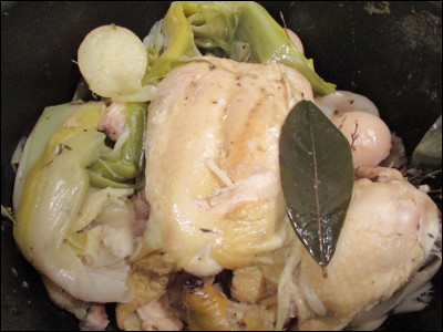 Quel est le nom de cette recette de la cuisine traditionnelle française à base de volaille cuite au bouillon avec des légumes divers ?