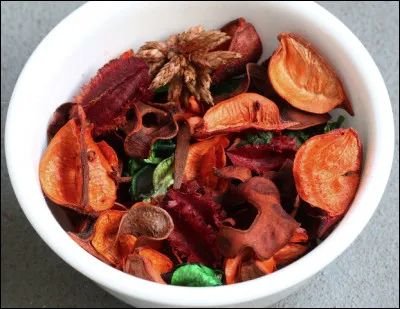 Quel est le nom de ce mélange de plantes et de fleurs séchées, choisies pour leurs parfums et arômes ?