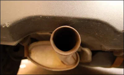 Quel est le nom de cette pièce automobile qui sert à évacuer les gaz d'échappement vers l'extérieur ?