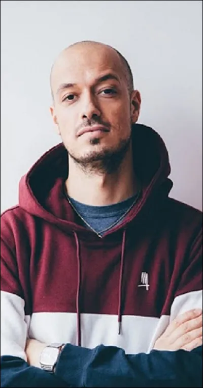 Vrai ou faux ? Il écrit de longs commentaires TripAdvisor avec un langage soutenu.