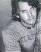 Il est John Mason, fils du directeur de la Cellule Anti-Terroriste dans la srie :