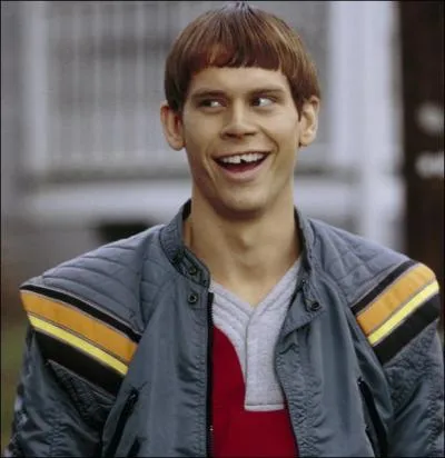 Dans Dumb and Dumberer comment Lloyd casse t-il sa dent ?