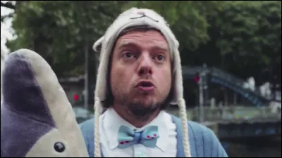 Quel personnage est muni d'un dauphin en peluche appelé Léo ?