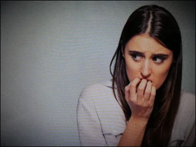 Cette femme est hantée par un faux-pas qu'elle a fait dans sa jeunesse et compte bien se racheter.