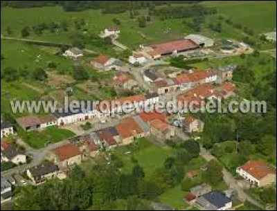 Nous sommes dans le ciel du Grand-Est, au-dessus de V�lfling-l&egrave;s-Bouzonville. Village sans &eacute;glise, dans l'arrondissement de Forbach-Boulay-Moselle, il se situe dans le d&eacute;partement ...