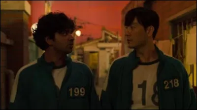 Dans le quatrième jeu, avec quoi Cho Sang-woo échange-t-il les billes d'Ali pour gagner ?